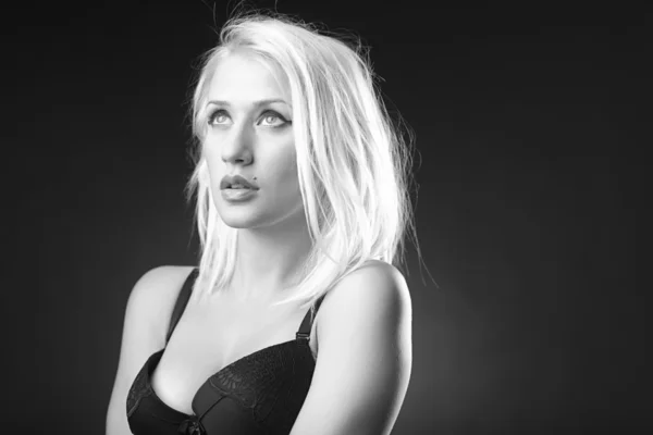 Schöne blonde Modell posiert — Stockfoto