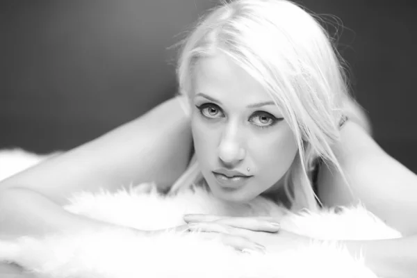 Schöne blonde Modell posiert — Stockfoto