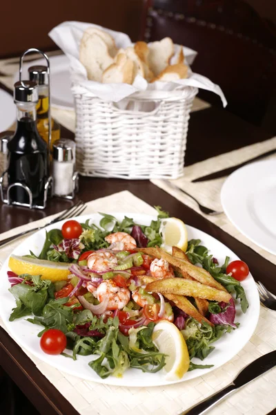 Beautiful and exotic salad with shrimps, lemon, cherry tomatoes — Stock Photo, Image