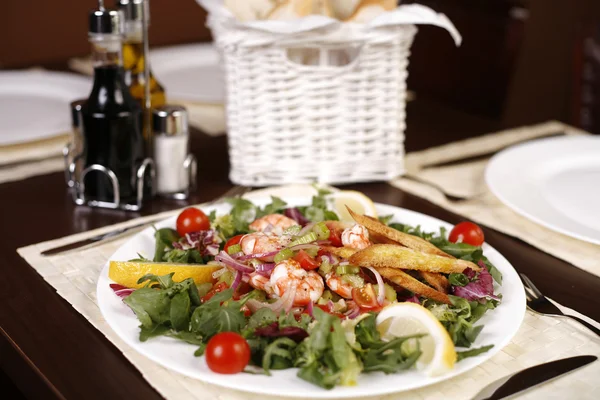 Close-up with a beautiful, exotic salad. — Stock Photo, Image