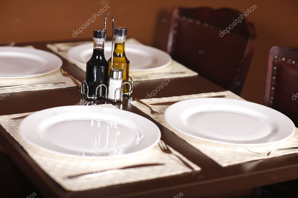schön gedeckter Tisch mit vier Platten — Stockfoto © vizualvortex ... schön gedeckter Tisch mit vier Platten — Stockfoto © vizualvortex ...
