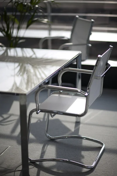 Una silla y una mesa en un espacio de oficina —  Fotos de Stock