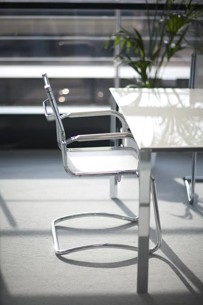 เก้าอี้และโต๊ะ — ภาพถ่ายสต็อก