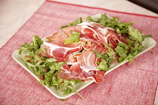 Läckra kyckling med bacon och sallad — Stockfoto
