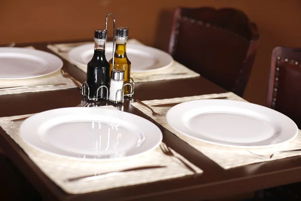 Belle table avec quatre assiettes — Photo