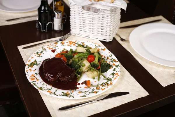 Elegant restaurang plattan med en stor stek och sås garnerad wi — Stockfoto