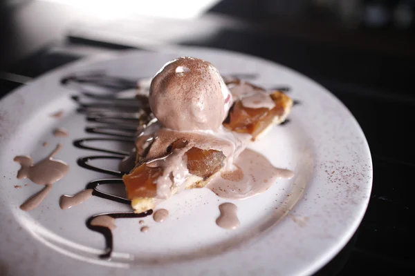 Sabroso postre con tarta de manzana, helado de vainilla, salsa de chocolate —  Fotos de Stock