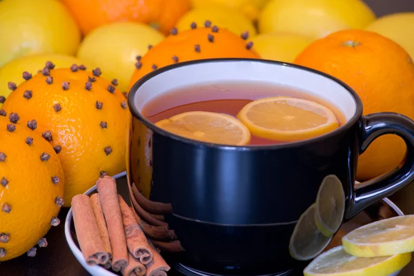 Теплий напій з апельсином і лимоном — стокове фото
