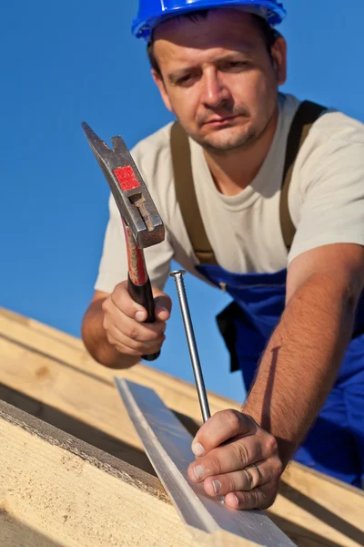 Плотник работает на крыше — стоковое фото