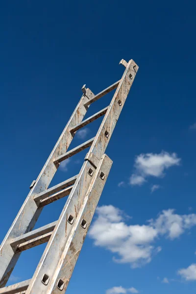Грязная лестница, указывающая на небо — стоковое фото
