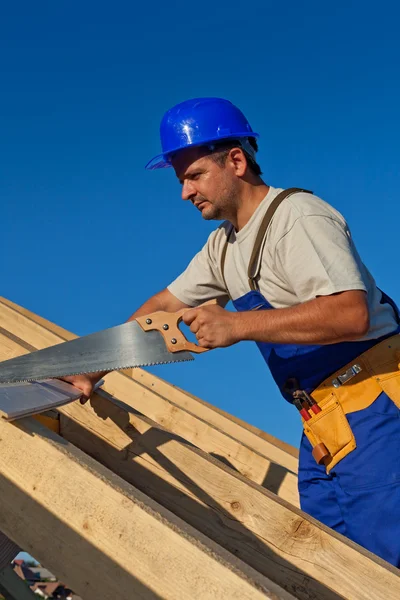 Carpinteiro trabalhando no telhado — Fotografia de Stock
