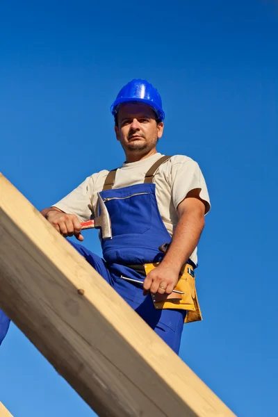 Trabalhador de carpinteiro em cima do telhado — Fotografia de Stock