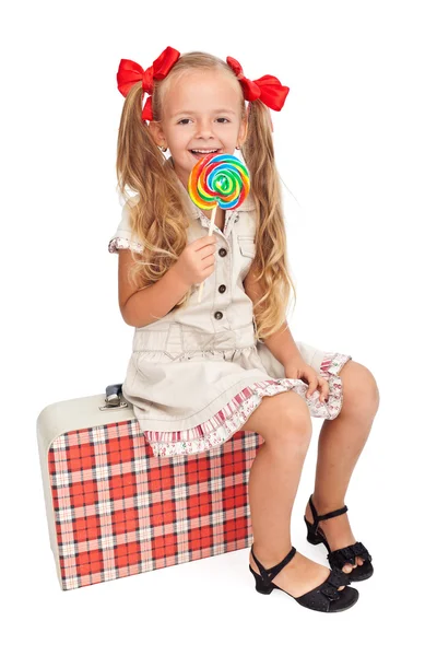 Boldog lány retro ruhát és utazási bőrönd — Stock Fotó