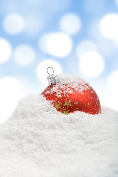 雪の中でクリスマス安物の宝石 — ストック写真