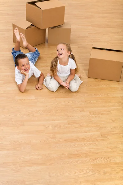 Skrattande barn på golvet — Stockfoto