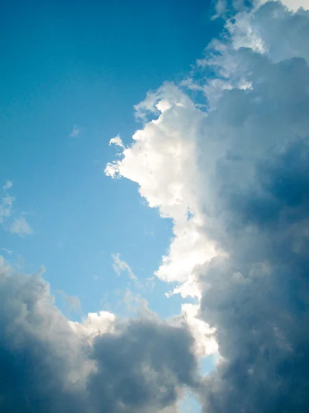 Сонячні промені і хмари — стокове фото