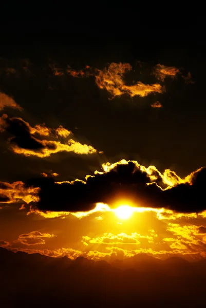 Slunce a mraky při západu slunce — Stock fotografie