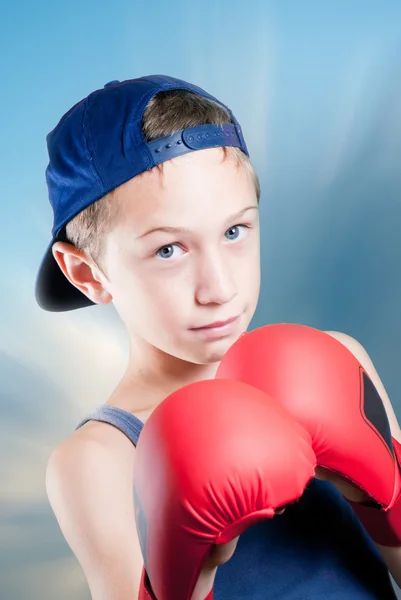 Ребенок в боксёрских перчатках — стоковое фото