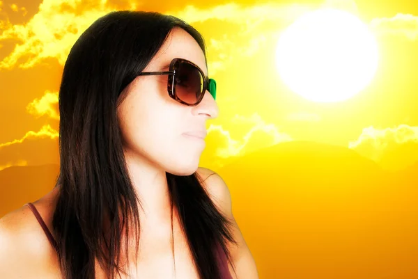 Femme avec des lunettes de soleil et grand soleil — Photo