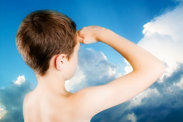 Kind merkt een rusteloze hemel — Stockfoto