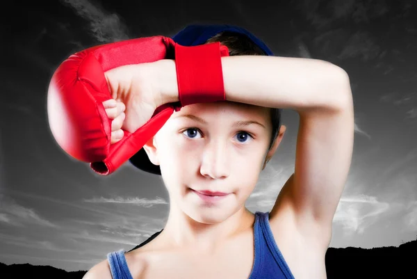 Criança com luvas de boxe — Fotografia de Stock