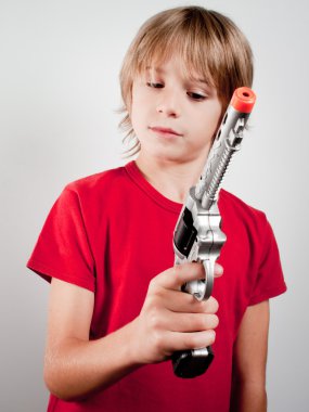 çocuk ile silah oyuncak