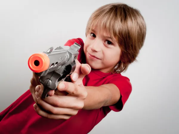 Junge mit Waffenspielzeug — Stockfoto