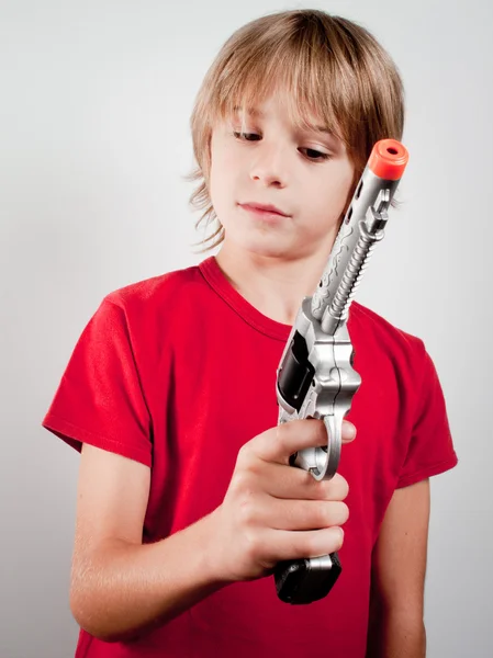 Chlapec s zbraň hračka — Stock fotografie