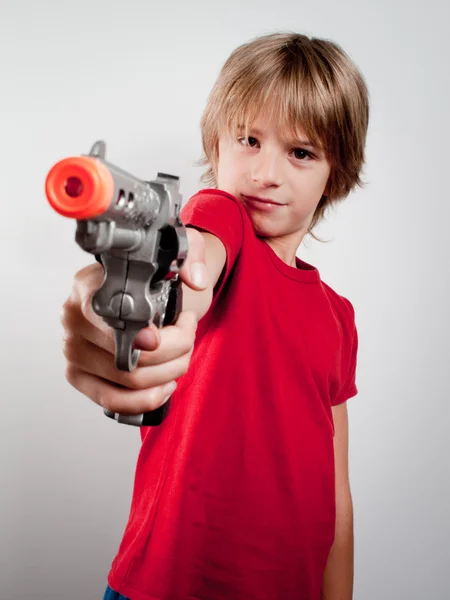 Gutt med pistolleke – stockfoto