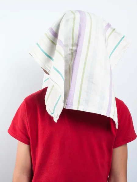Criança com cabeça escondida do espanador — Fotografia de Stock