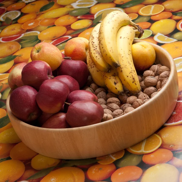 Cesto di frutta sopra il tavolo — Foto Stock