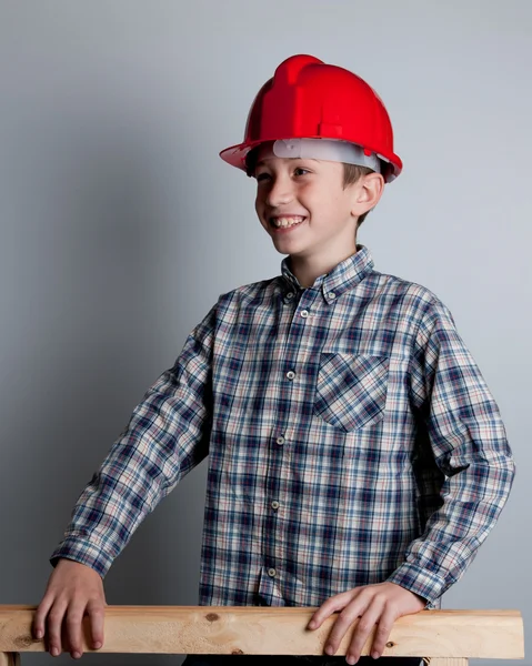 Bambino con casco rosso sorridente — Foto Stock