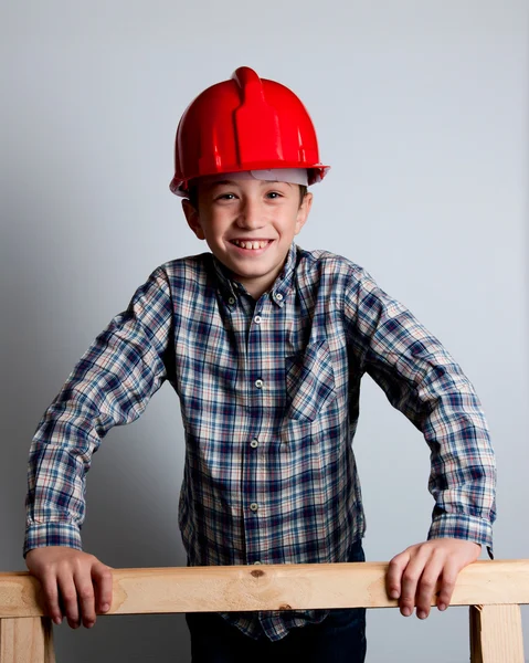 Ребенок в красном шлеме улыбается — стоковое фото