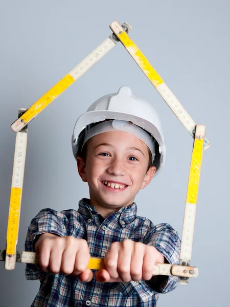 Kind met witte helm en huis — Stockfoto