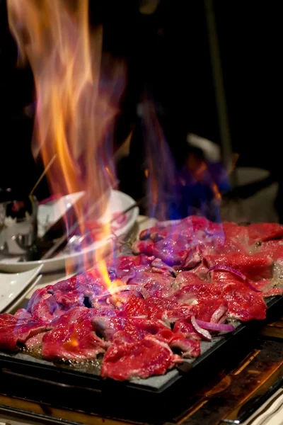 Cocción de carne en el plato de piedra — Foto de Stock