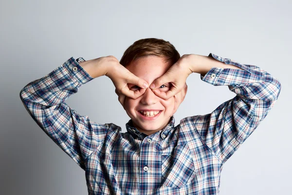 Yanlış gözlük yapmak çocuk — Stok fotoğraf