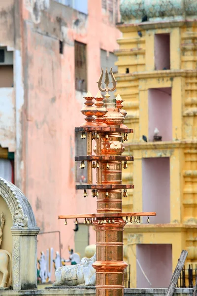 Santo pilar antes do templo hindu — Fotografia de Stock