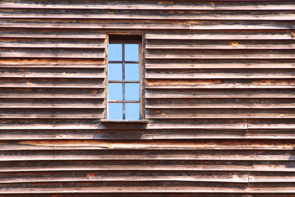 Fönstret på gammal vägg — Stockfoto