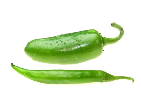 ハラペーニョと緑のタイ唐辛子 — ストック写真