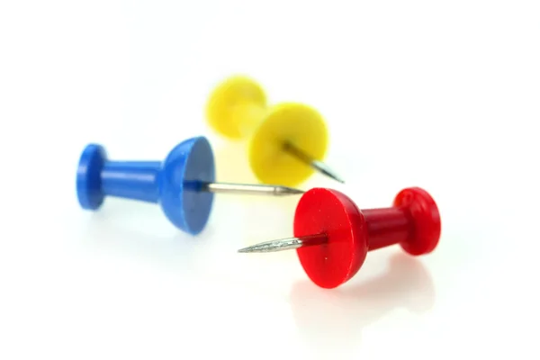 Drie kleurrijke push pins — Stockfoto