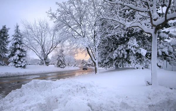 Γραφική χειμώνα με το αυτοκίνητο — Φωτογραφία Αρχείου