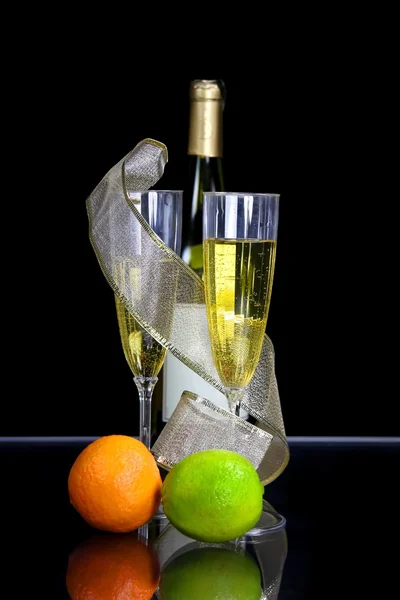 Twee champagneglazen en fles — Stockfoto