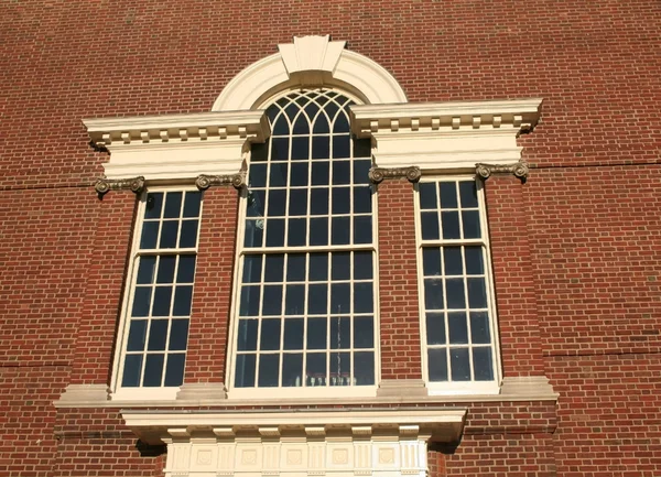 窗口在一座历史建筑 — 图库照片