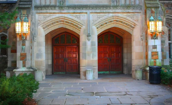 Vecchio ingresso edificio — Foto Stock