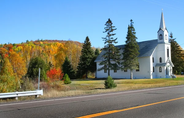 Igreja no lado da estrada — Fotografia de Stock
