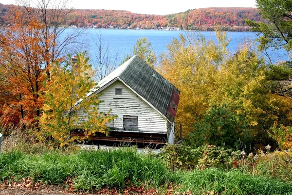 Casa abbandonata dal lato del lago — Foto Stock