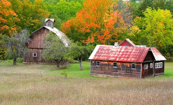 Stary dom i stodoła — Zdjęcie stockowe