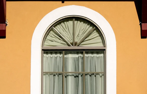 Όμορφη τοξωτό παράθυρο — Φωτογραφία Αρχείου