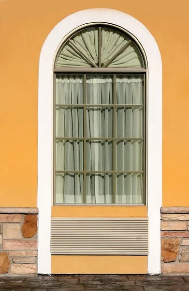 Vackra välvda fönster — Stockfoto