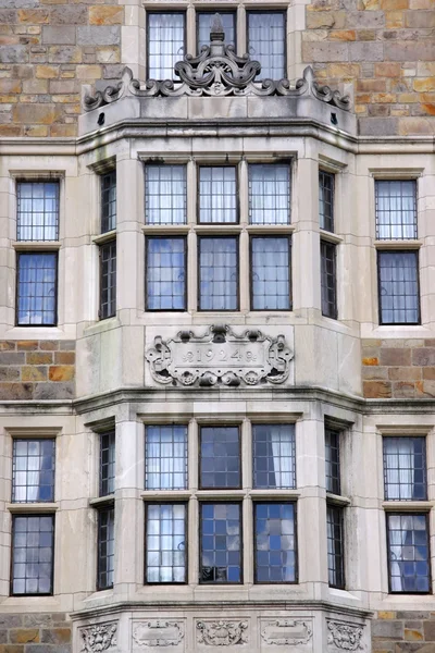 Fenster des historischen Gebäudes — Stockfoto